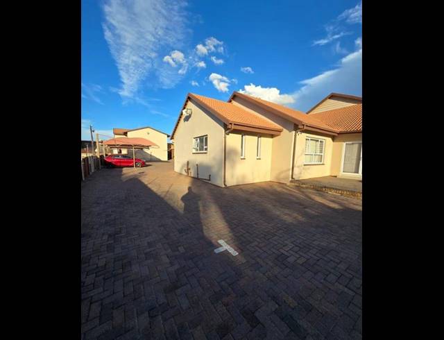 2 BEDROOM TOWNHOUSE FOR SALE IN NEW REDRUTH